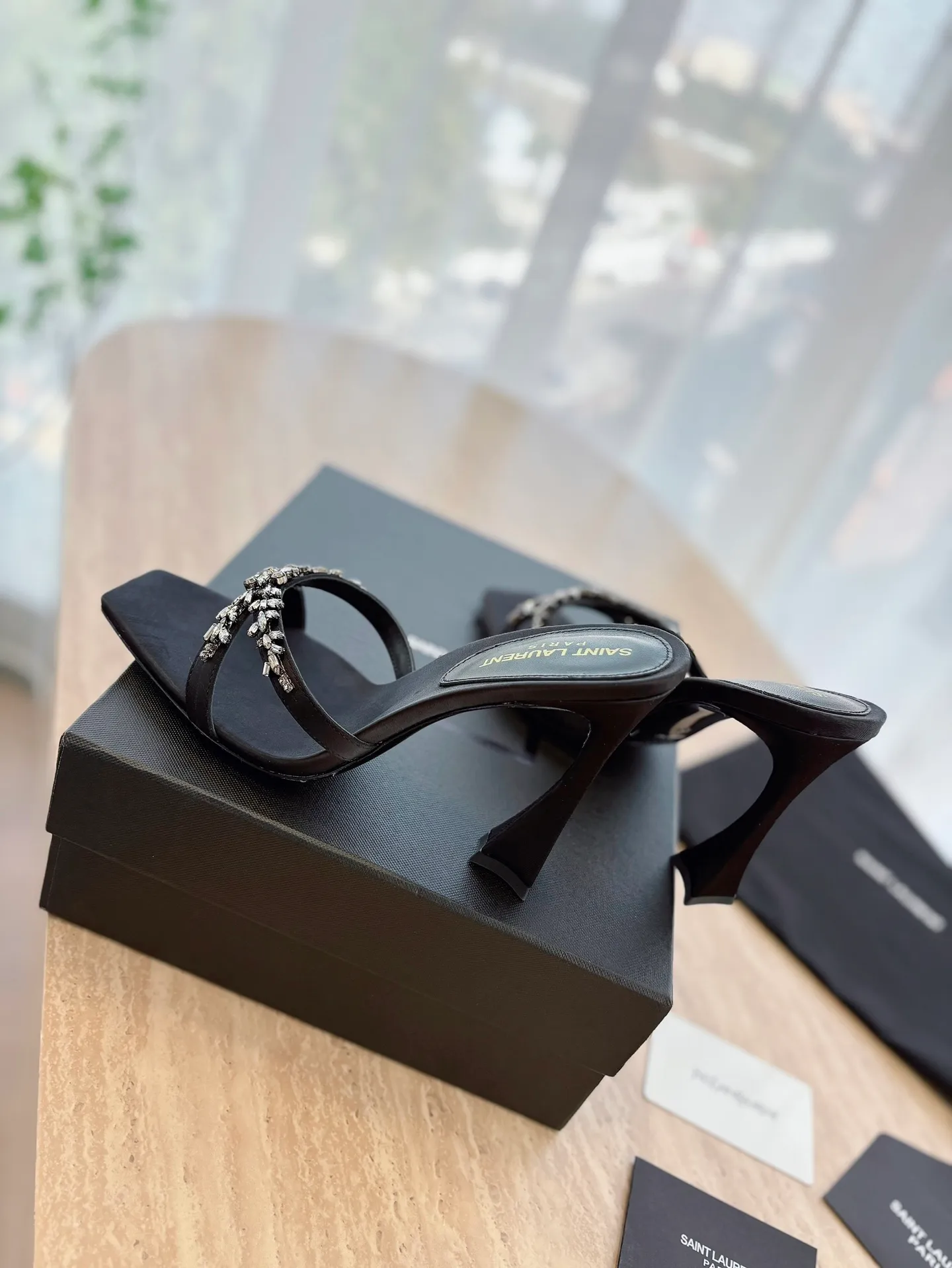 👟👟Ex-factory price 540👟👟 High version "SAINT LAUREN*" Saint Laurent YSL 25ss/spring and summer new catwalk style large rhinestone high-heeled shoes and sandals. Only YSL understands women's hearts best and does not accept refutation. It is a super invincible feminine artifact and a must-have for women (z-product full-body customization, own molded hardware accessories, perfect consistency). Compare the differences between pictures and goods on the market. ✔Upper: Customized imported calf patent leather/silk ✔Lining: Imported 🐑sheep leather ✔Sole: Imported genuine leather outsole ✔Heel height: 10.5cm ✔Number of yards: 35-39 (40 can be customized and non-returnable) (Full set of packaging)